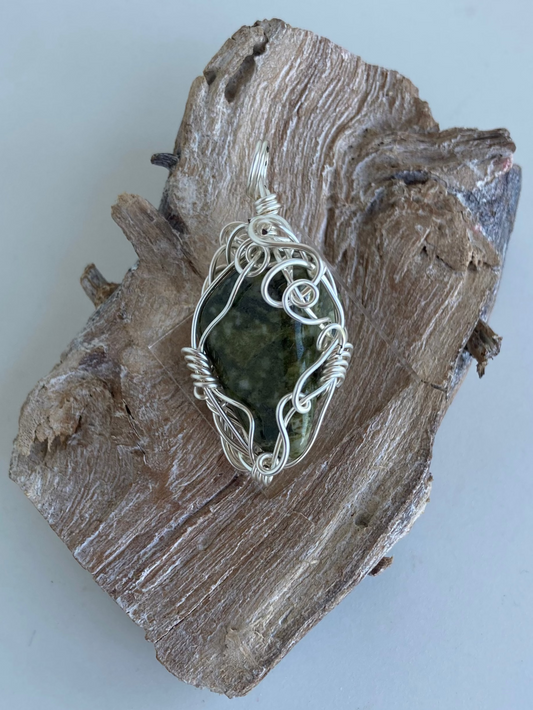 Epidote Pendant – Heal Trauma, Release Patterns & Embrace Positivity