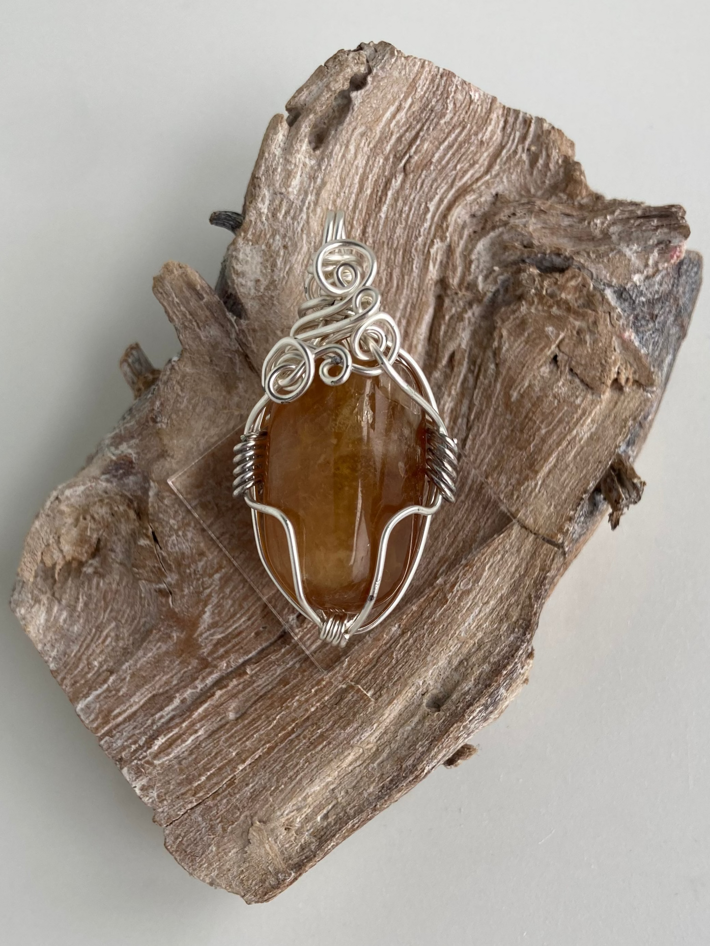 Calcite Pendant (Honey) – Confidence, Motivation & Energetic Flow