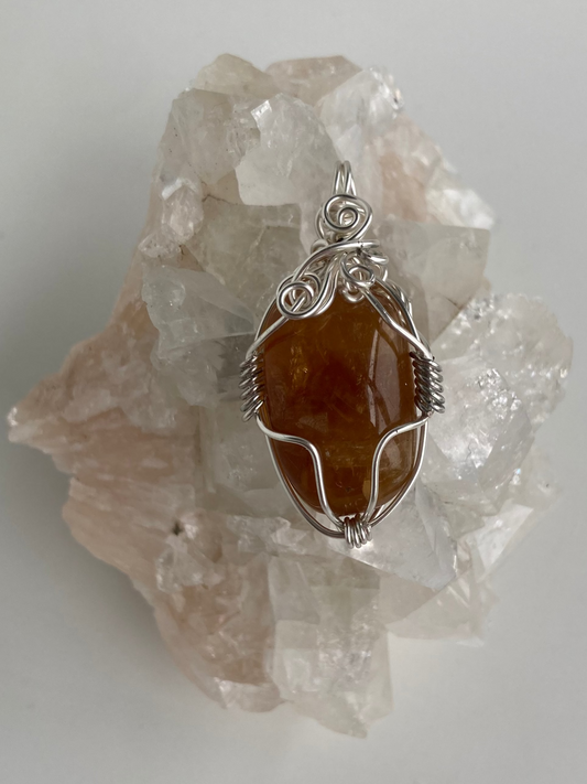 Calcite Pendant (Honey) – Confidence, Motivation & Energetic Flow