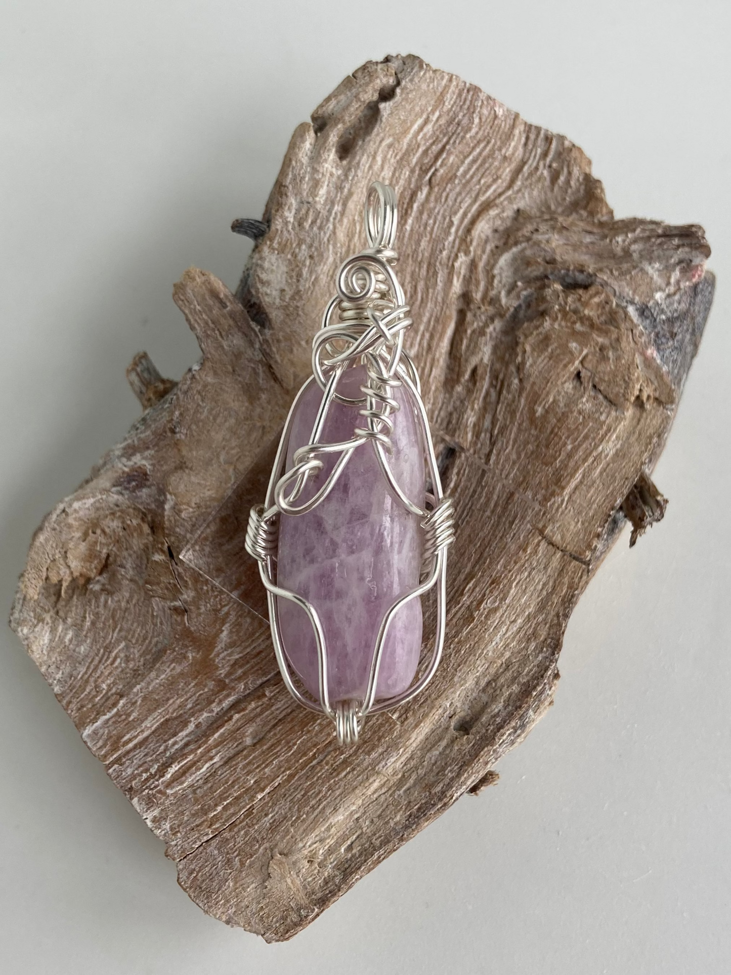Kunzite Pendant – Divine Love, Calm Mind & Project Starter