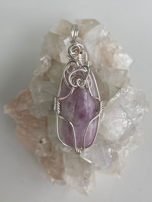 Kunzite Pendant – Divine Love, Calm Mind & Project Starter