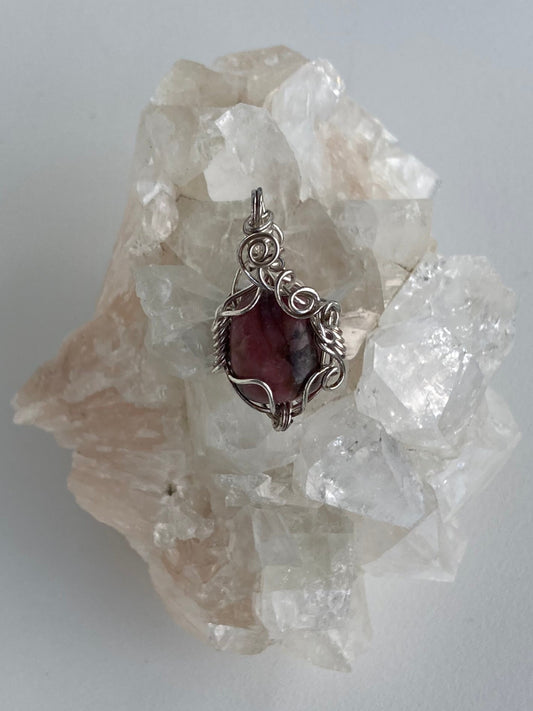 Rhodonite Pendant – Altruism, Dream Pursuit & Soul-Aligned Connections