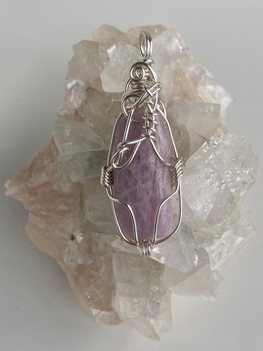 Kunzite Pendant – Divine Love, Calm Mind & Project Starter