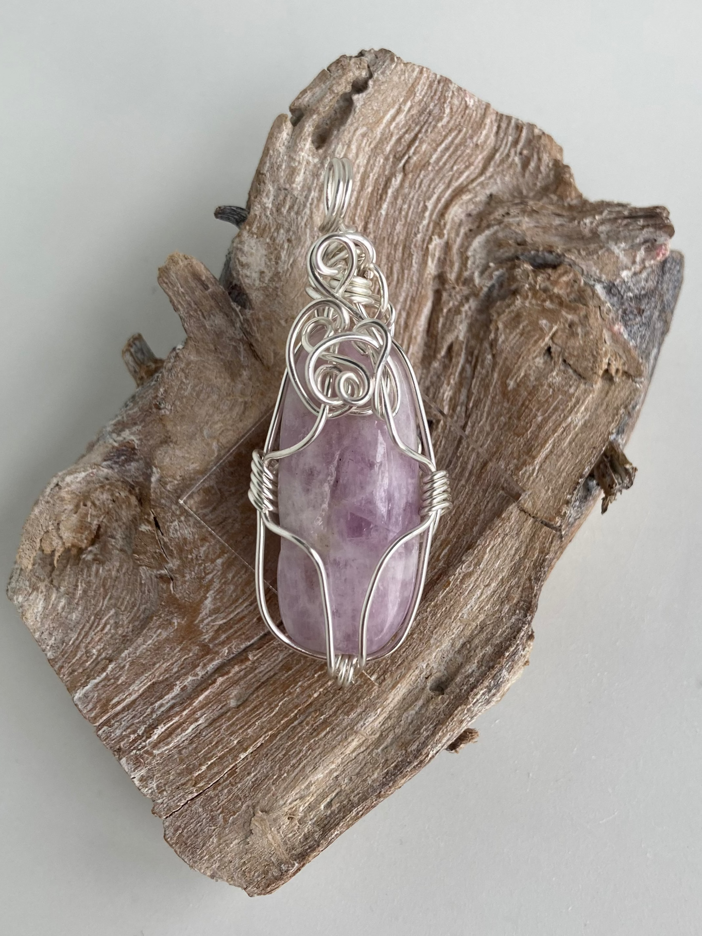 Kunzite Pendant – Divine Love, Calm Mind & Project Starter